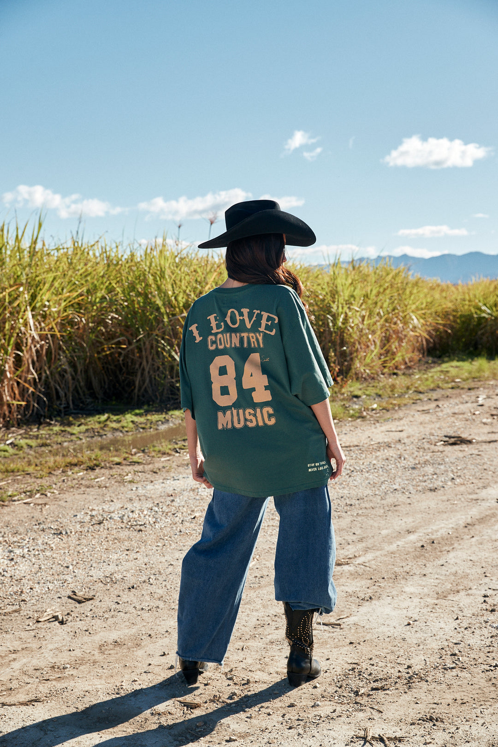 Sabbi - The Very Oversized I Love Country Music Tee (L)